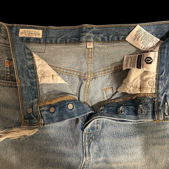 Levi’s Distressed Denim Skirt Size 27/4 Frayed Light Wash Baddie Biker Gothic - Picture 3 of 7